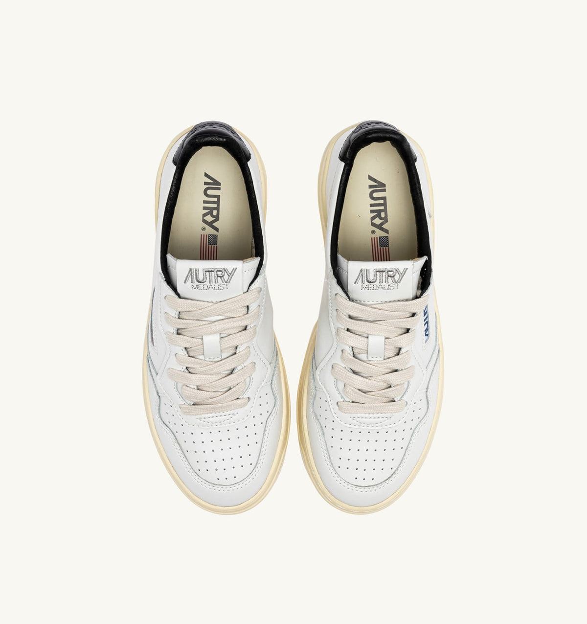 AUTRY Man MEDALIST LOW SNEAKERS IN WHITE AND BLACK LEATHER WITH LETTERING