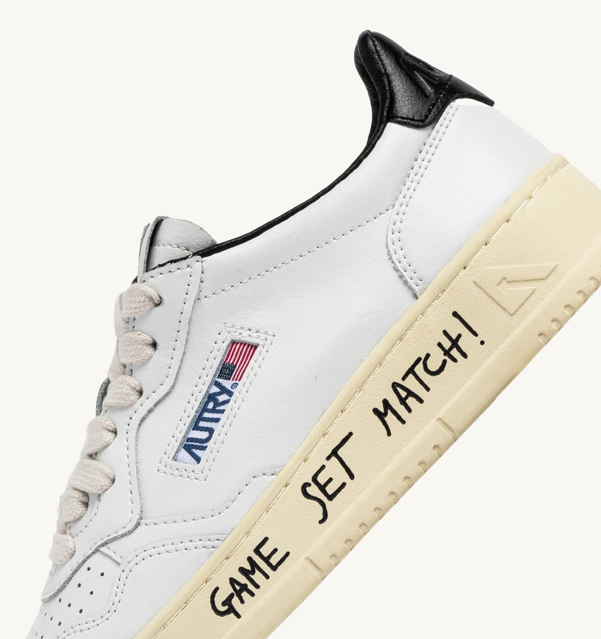 AUTRY Man MEDALIST LOW SNEAKERS IN WHITE AND BLACK LEATHER WITH LETTERING