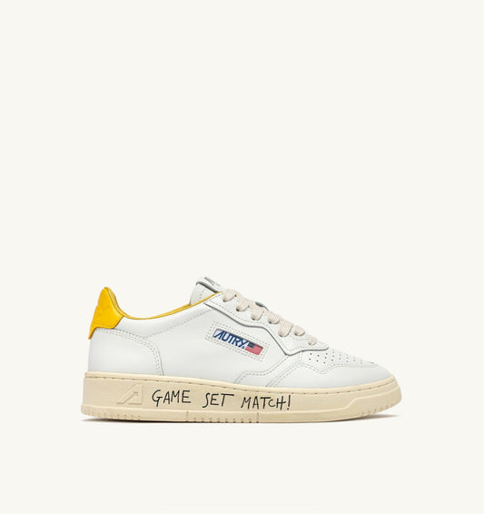AUTRY Man MEDALIST LOW SNEAKERS IN WHITE AND SLICKER LEATHER WITH LETTERING