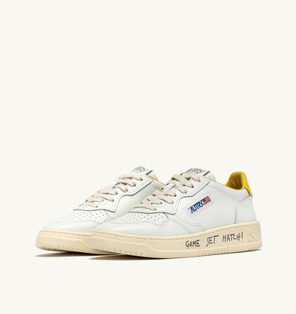 AUTRY Man MEDALIST LOW SNEAKERS IN WHITE AND SLICKER LEATHER WITH LETTERING