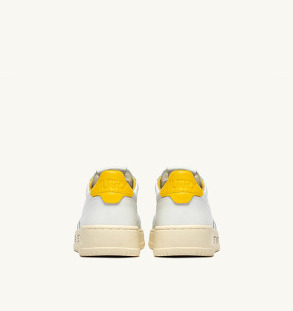 AUTRY Man MEDALIST LOW SNEAKERS IN WHITE AND SLICKER LEATHER WITH LETTERING