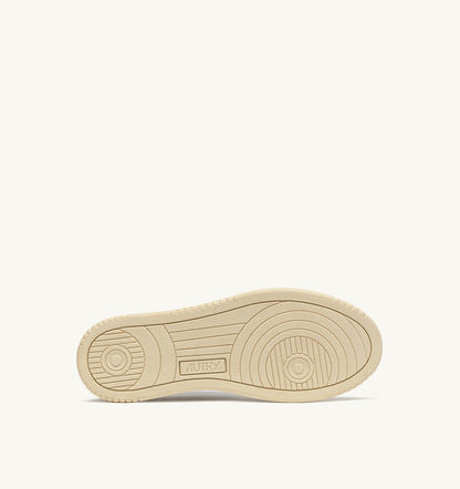 AUTRY Man MEDALIST LOW SNEAKERS IN WHITE AND SLICKER LEATHER WITH LETTERING