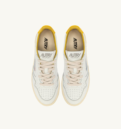 AUTRY Man MEDALIST LOW SNEAKERS IN WHITE AND SLICKER LEATHER WITH LETTERING