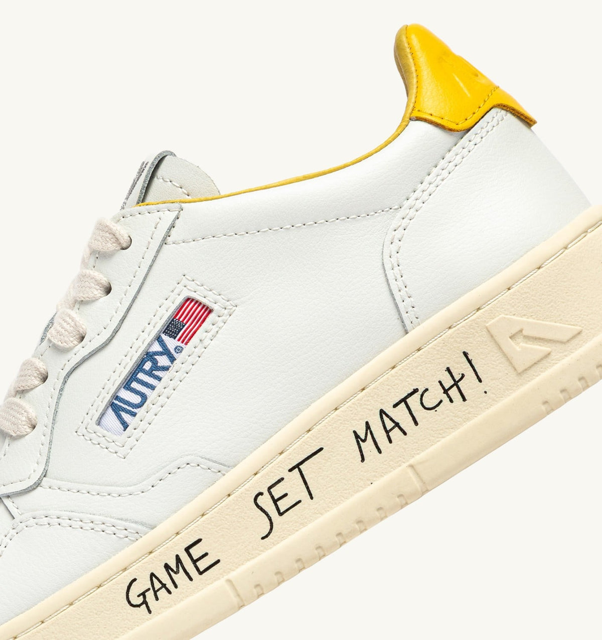 AUTRY Man MEDALIST LOW SNEAKERS IN WHITE AND SLICKER LEATHER WITH LETTERING