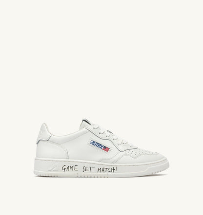 AUTRY Man MEDALIST LOW SNEAKERS IN WHITE LEATHER WITH LETTERING