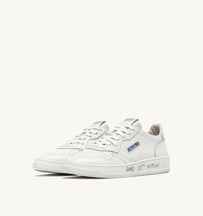 AUTRY Man MEDALIST LOW SNEAKERS IN WHITE LEATHER WITH LETTERING