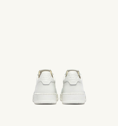 AUTRY Man MEDALIST LOW SNEAKERS IN WHITE LEATHER WITH LETTERING