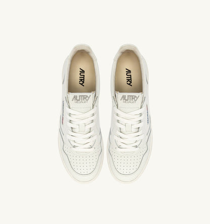 AUTRY Man MEDALIST LOW SNEAKERS IN WHITE LEATHER WITH LETTERING