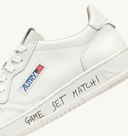 AUTRY Man MEDALIST LOW SNEAKERS IN WHITE LEATHER WITH LETTERING