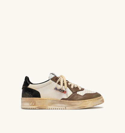AUTRY Man MEDALIST LOW SUPER VINTAGE SNEAKERS IN WHITE, BLACK AND MALT LEATHER