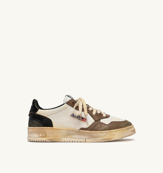 AUTRY Man MEDALIST LOW SUPER VINTAGE SNEAKERS IN WHITE, BLACK AND MALT LEATHER