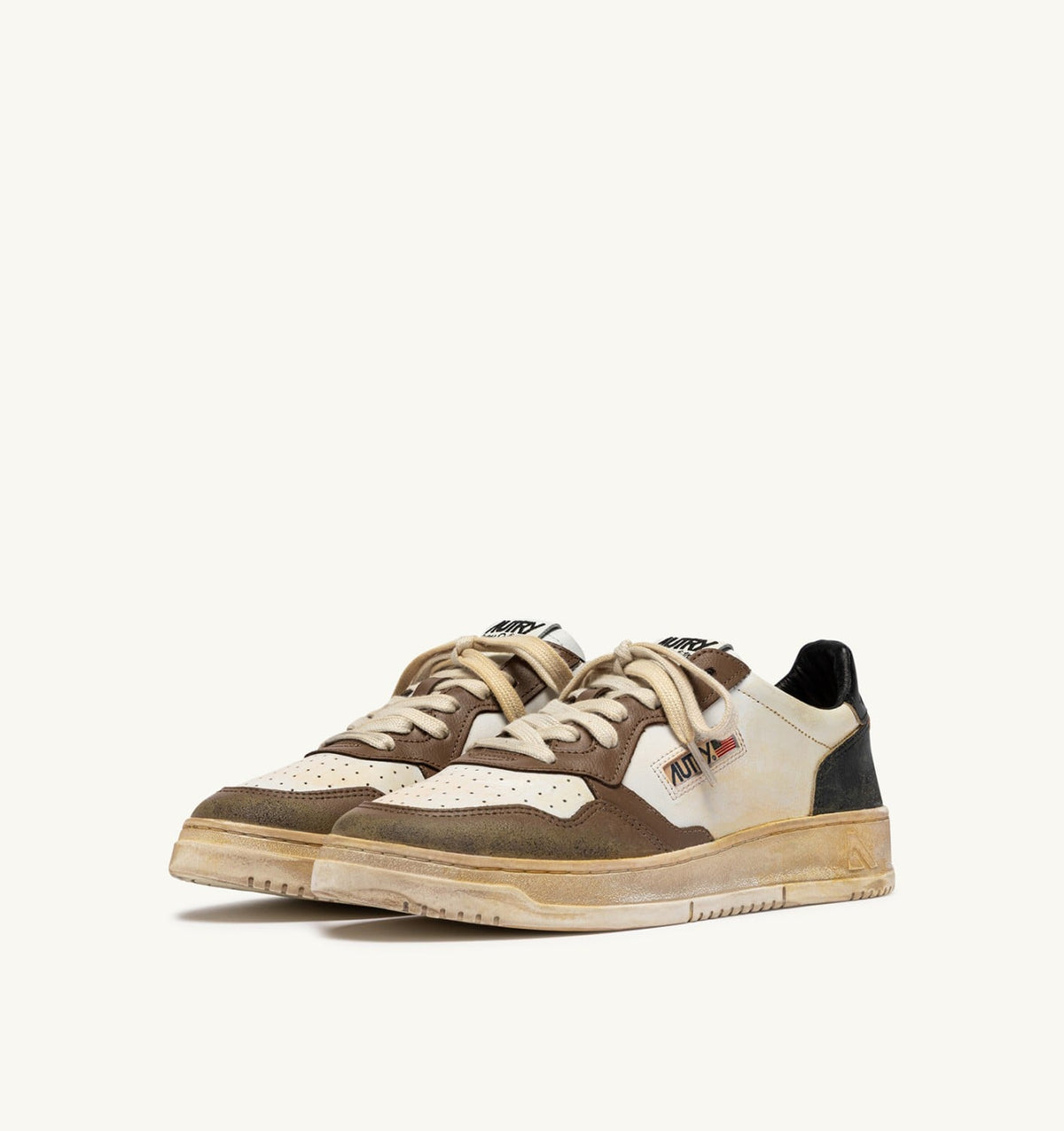 AUTRY Man MEDALIST LOW SUPER VINTAGE SNEAKERS IN WHITE, BLACK AND MALT LEATHER
