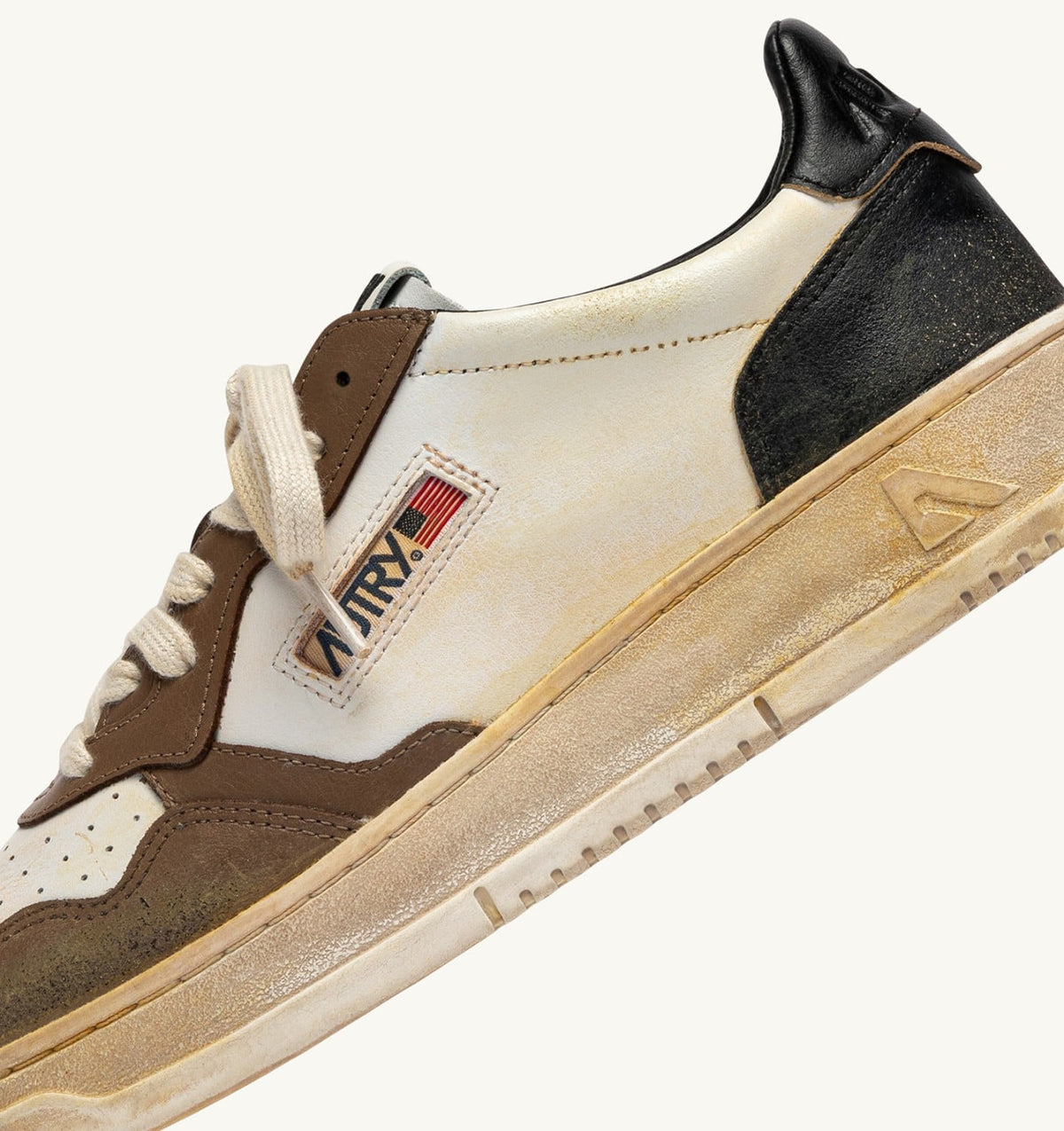 AUTRY Man MEDALIST LOW SUPER VINTAGE SNEAKERS IN WHITE, BLACK AND MALT LEATHER