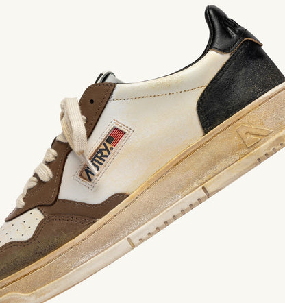 AUTRY Man MEDALIST LOW SUPER VINTAGE SNEAKERS IN WHITE, BLACK AND MALT LEATHER