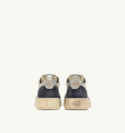 AUTRY Man MEDALIST LOW SUPER VINTAGE SNEAKERS IN SPACE BLUE AND SILVER LEATHER SUEDE