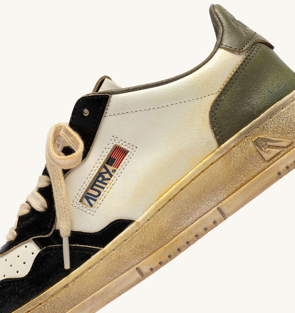 AUTRY Man MEDALIST LOW SUPER VINTAGE SNEAKERS IN WHITE, COVERT GREEN AND BLACK LEATHER