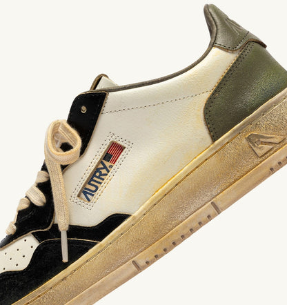 AUTRY Man MEDALIST LOW SUPER VINTAGE SNEAKERS IN WHITE, COVERT GREEN AND BLACK LEATHER