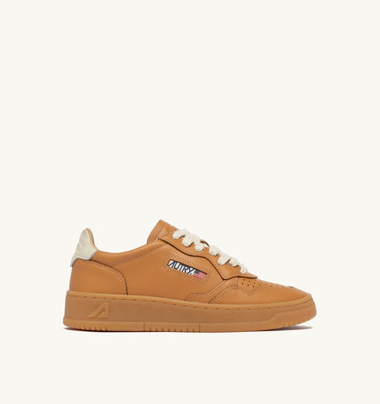 AUTRY Man MEDALIST LOW SNEAKERS IN COGNAC AND MARSHMALLOW LEATHER