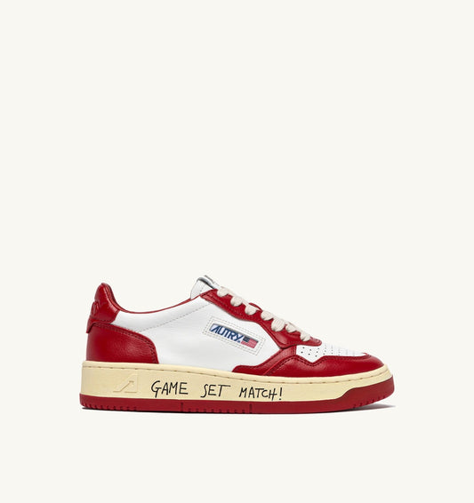 AUTRY Man MEDALIST LOW SNEAKERS IN WHITE AND RED LEATHER WITH LETTERING