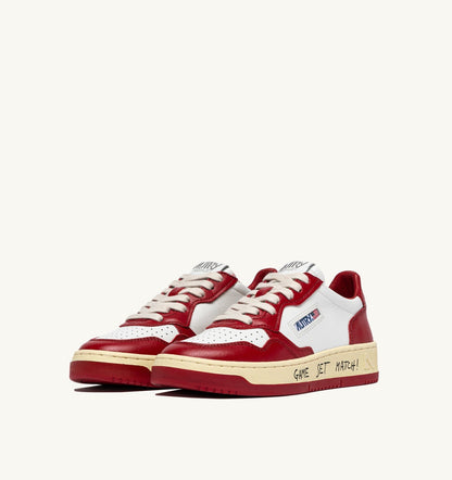 AUTRY Man MEDALIST LOW SNEAKERS IN WHITE AND RED LEATHER WITH LETTERING