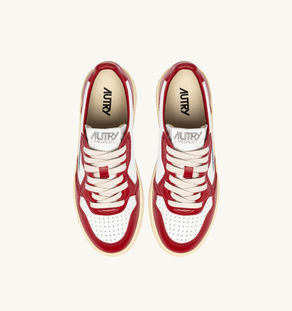 AUTRY Man MEDALIST LOW SNEAKERS IN WHITE AND RED LEATHER WITH LETTERING