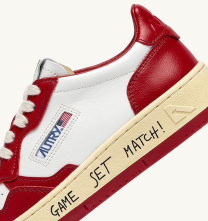 AUTRY Man MEDALIST LOW SNEAKERS IN WHITE AND RED LEATHER WITH LETTERING