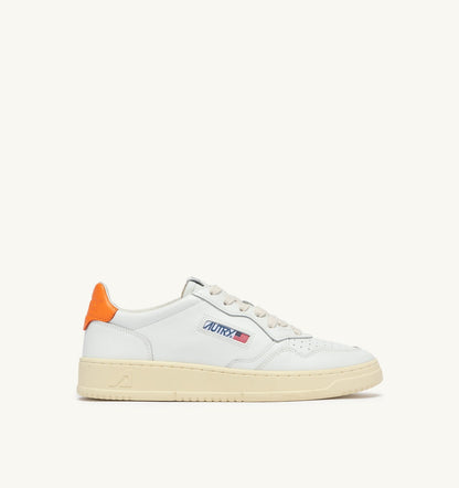 AUTRY Man MEDALIST LOW SNEAKERS IN WHITE AND PARSIMMON ORANGE LEATHER