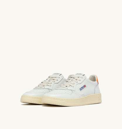AUTRY Man MEDALIST LOW SNEAKERS IN WHITE AND PARSIMMON ORANGE LEATHER