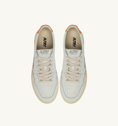 AUTRY Man MEDALIST LOW SNEAKERS IN WHITE AND PARSIMMON ORANGE LEATHER