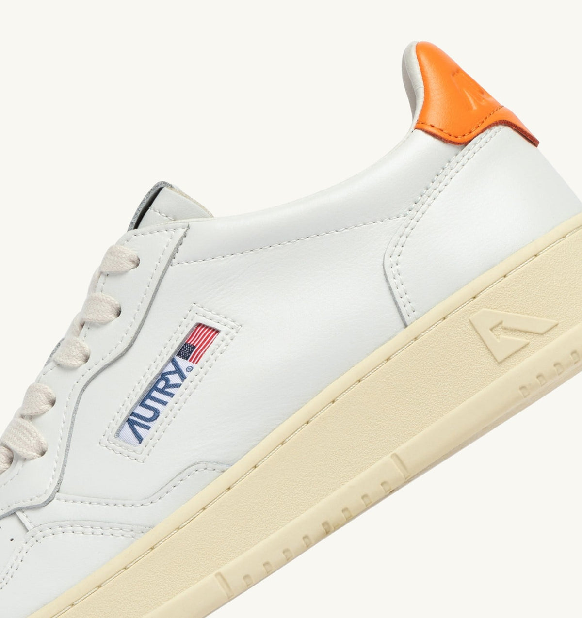 AUTRY Man MEDALIST LOW SNEAKERS IN WHITE AND PARSIMMON ORANGE LEATHER