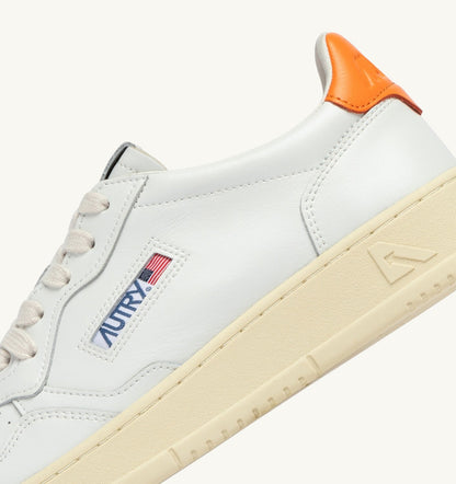 AUTRY Man MEDALIST LOW SNEAKERS IN WHITE AND PARSIMMON ORANGE LEATHER
