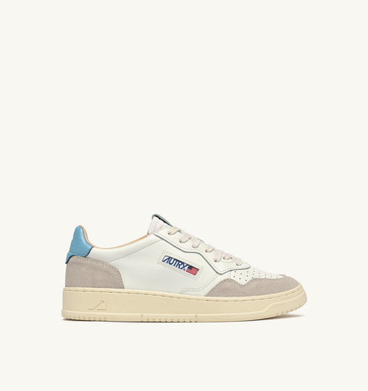AUTRY Man MEDALIST LOW SNEAKERS IN WHITE AND FORGET ME NOT SUEDE AND LEATHER