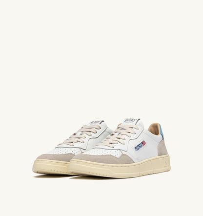 AUTRY Man MEDALIST LOW SNEAKERS IN WHITE AND FORGET ME NOT SUEDE AND LEATHER