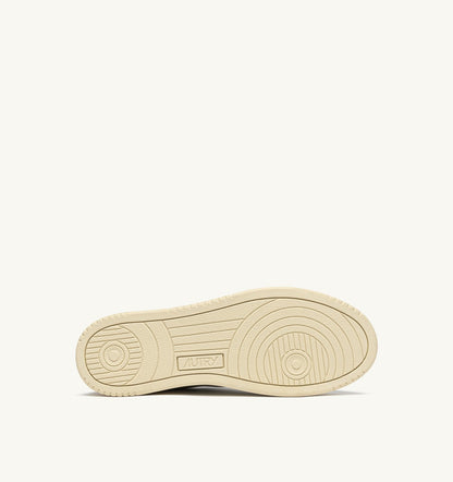 AUTRY Man MEDALIST LOW SNEAKERS IN WHITE AND FORGET ME NOT SUEDE AND LEATHER