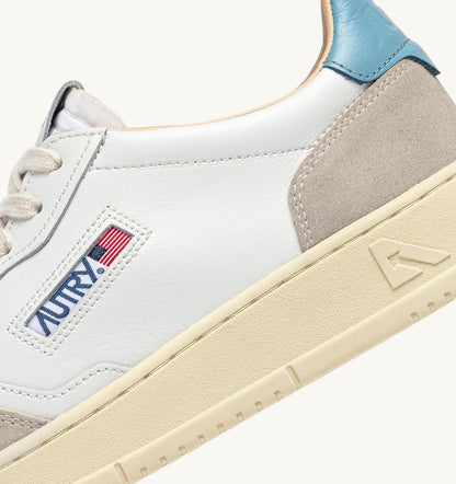 AUTRY Man MEDALIST LOW SNEAKERS IN WHITE AND FORGET ME NOT SUEDE AND LEATHER