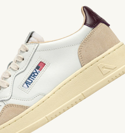 AUTRY Man MEDALIST LOW SNEAKERS IN WHITE LEATHER AND FIG SUEDE