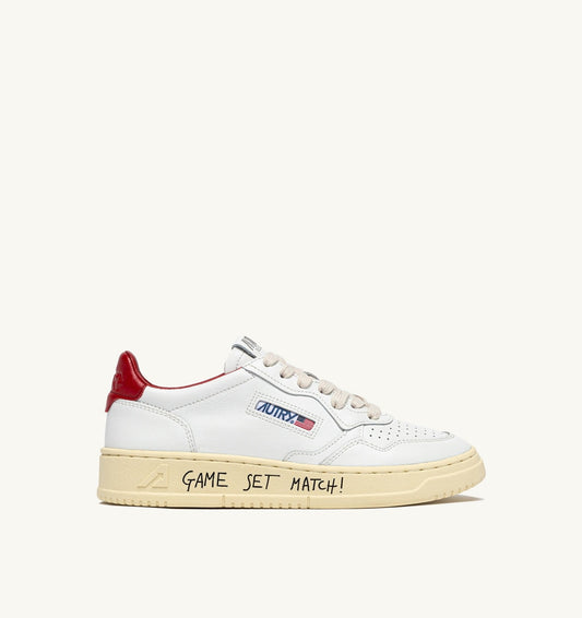 AUTRY Man MEDALIST LOW SNEAKERS IN WHITE AND RED LEATHER WITH LETTERING