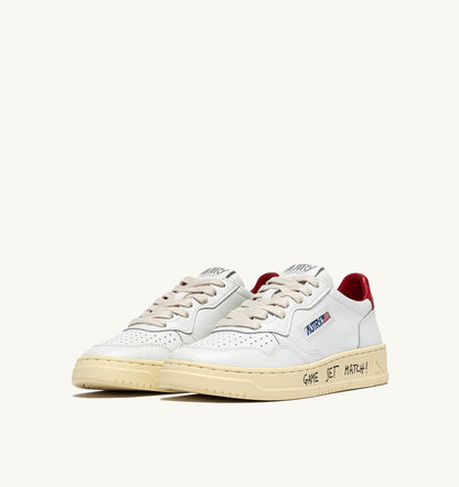 AUTRY Man MEDALIST LOW SNEAKERS IN WHITE AND RED LEATHER WITH LETTERING