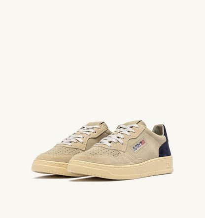 AUTRY Man MEDALIST LOW TRICOLOR SNEAKERS IN SUEDE COLOR ECRU PAPYRUS AND BLUE SPACE