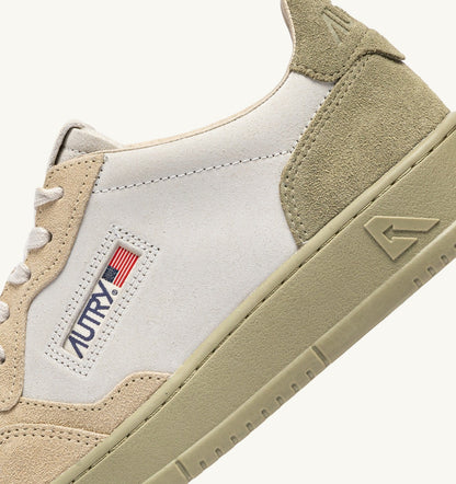 AUTRY Man MEDALIST LOW TRICOLOR SNEAKERS IN SUEDE COLOR WHITE SAND AND GRAY GREEN