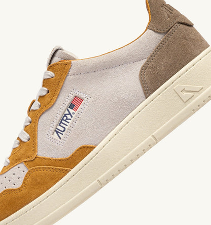 AUTRY Man MEDALIST LOW TRICOLOR SNEAKERS IN SUEDE COLOR ANTELOPE WHITE AND BROWN MUSCAT