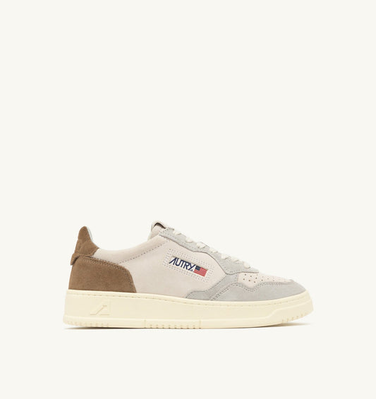 AUTRY Man MEDALIST LOW TRICOLOR SNEAKERS IN SUEDE COLOR WHITE CIGAR AND VAPOR