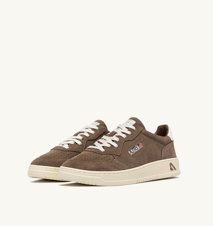 AUTRY Man MEDALIST LOW SNEAKERS IN CIGAR AND WHITE SUEDE