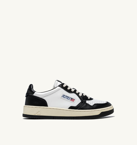 AUTRY Man MEDALIST LOW BICOLOR SNEAKERS IN WHITE AND BLACK LEATHER