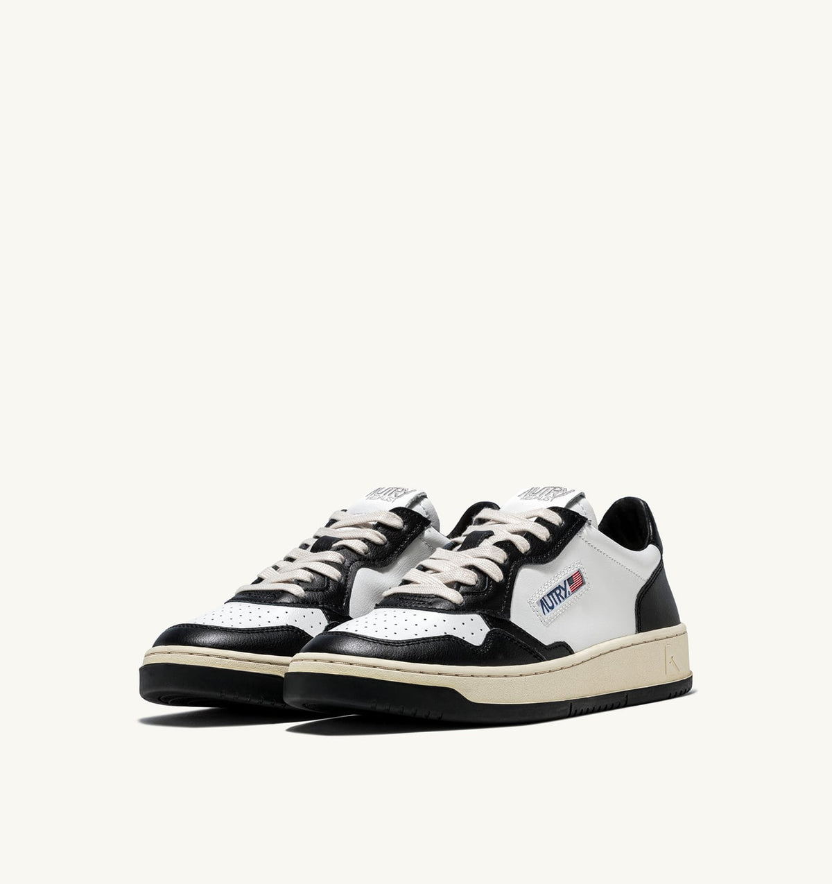 AUTRY Man MEDALIST LOW BICOLOR SNEAKERS IN WHITE AND BLACK LEATHER