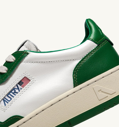 AUTRY Man MEDALIST LOW BICOLOR SNEAKERS IN WHITE AND GREEN LEATHER