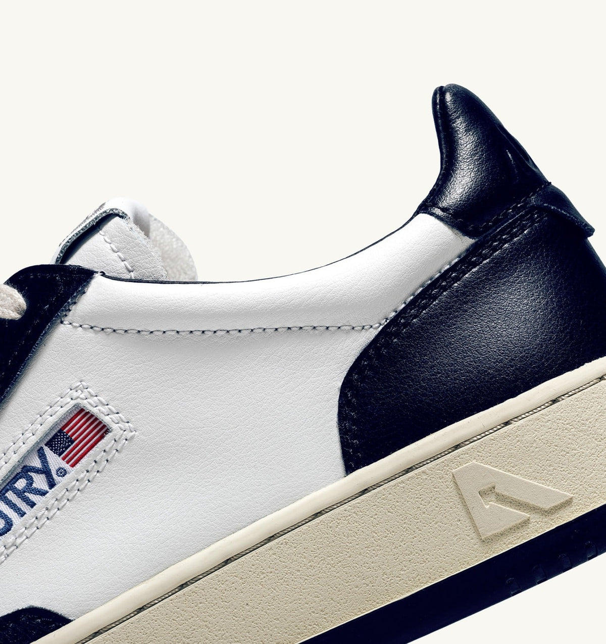 AUTRY Man MEDALIST LOW BICOLOR SNEAKERS IN WHITE AND BLUE LEATHER