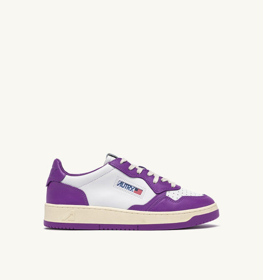 AUTRY Man MEDALIST LOW BICOLOR SNEAKERS IN WHITE AND DEWBERRY LEATHER