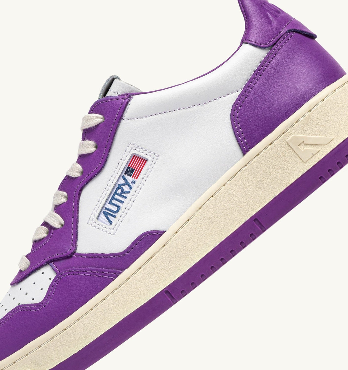 AUTRY Man MEDALIST LOW BICOLOR SNEAKERS IN WHITE AND DEWBERRY LEATHER