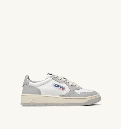 AUTRY Man MEDALIST LOW BICOLOR SNEAKERS IN WHITE AND VAPOR LEATHER
